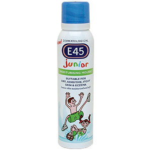 E45 Junior moisturising mousse rehydrates the skin