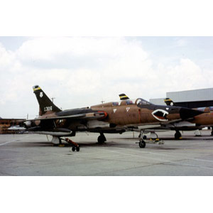 Unbranded F-105 G Thunderchief Wild Weasel plastic kit 1:48