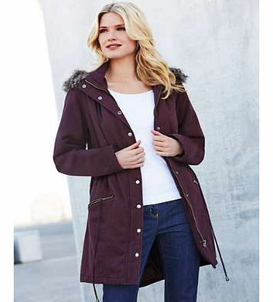 This season we are smitten with the parka. Updating your casual outdoor wardrobe, with this relaxed fit shape. Slightly padded to the inside for added comfort that keeps the cold at bay and the high quality fabric promises a jacket that outlasts the 