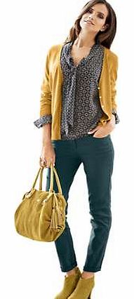 Long sleeve cardigan in comfortable fine knit fabric with pearl effect buttons. Featuring long sleeves with ribbed cuffs and a ribbed hem, all in a carefully tailored knitted design. Cardigan Features: Flattering fit Long sleeves Delicate wash max. 3