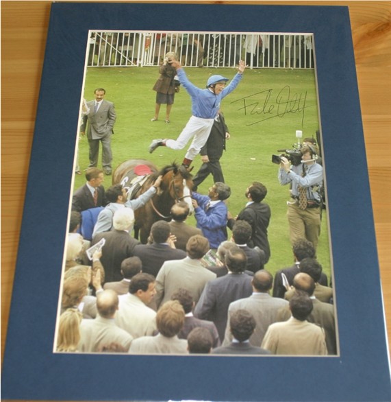 FRANKIE DETTORI SIGNED and MOUNTED PHOTO - 12 x 9