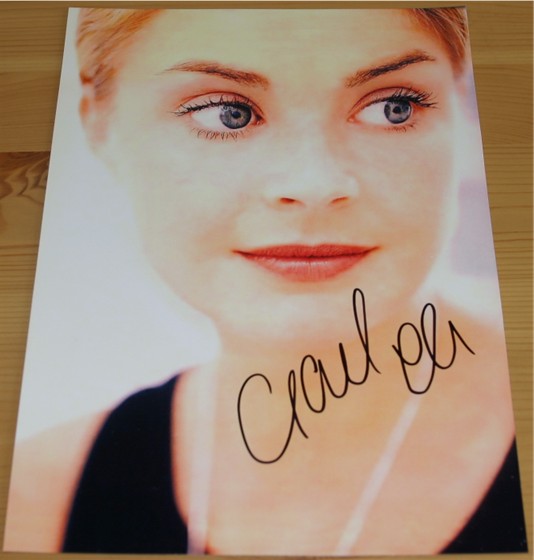GAIL PORTER HAND SIGNED 10 x 7 INCH COLOUR PHOTO