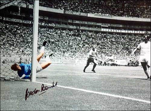 Unbranded Gordon Banks signed 1970 World Cup photo and#8211; Save from Pele