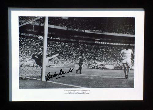 Gordon Banks signed and framed 1970 World Cup photo printThis fine large photographic print with a s
