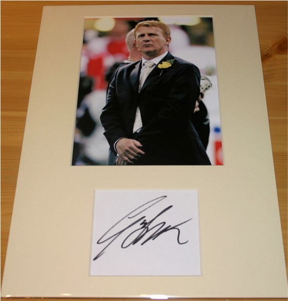 GORDON STRACHAN SIGNATURE - MOUNTED 14 x 10 -