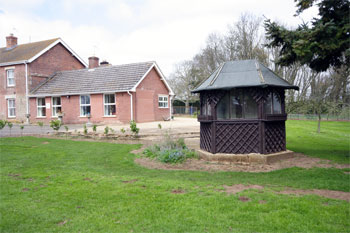 Unbranded Hadleigh Farm Cottage