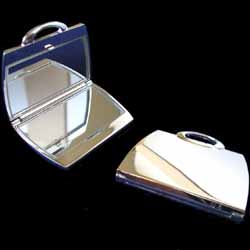 A great compact mirror in the shape of a handbag. Ideal gift as a gift for a member of a bridal part