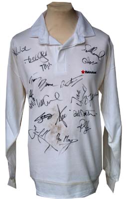 This white replica sponsors rugby shirt is signed by the 2003 Harlequins team.There are 18 signature