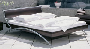 The Hasena Almachar has the following features: Assisi legs and Support headboard in a alugloss
