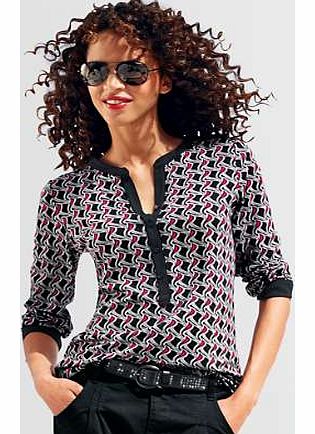 This stylish top has a lovely modern print and contrasting colour at the neckline and sleeves. A transitional top to take you from season to season. Brand: Heine Washable 95% Polyester, 5% Elastane Length approx. 90 cm (35 ins)