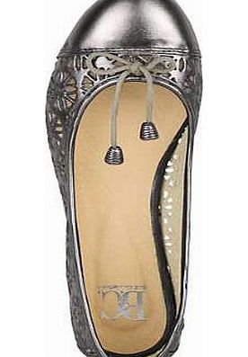 Shimmering ballerinas in a cut-out design with bow detailing on the front. Heine Shoe Features: Upper, lining and sock: Leather Sole: Other materials Please make sure that you try your footwear on before returning, as the box or label may state a US/