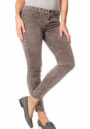 Updated skinny jeans in a distressed look with stud detail on the outside leg. Add flats for a great weekend style. Heine Jeans Features: Washable 98% Cotton, 2% Elastane Inside leg approx. 79 cm (31 ins)
