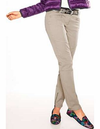 Cool trousers in a popular skinny fit which have been styled with zips at the hem and belt loops.Heine Trousers Features: Washable 98% Cotton, 2% Elastane Regular: Inside leg approx. 77 cm (30 ins) Belt not included