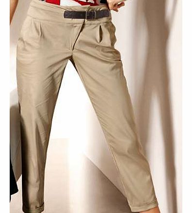 Versatile and trendy Heine chinos with a wide waistband and faux leather strap buckle fastening. The pleats below the hem give you a flattering on-trend look. They have front pockets and turn up hems, perfect teamed with flat shoes. Heine Trouser Fea