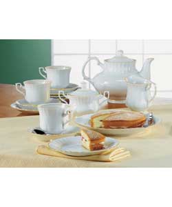 6 persons. Fine china. Hand decorated with real gold band.Set consists of 6 tea cups, saucers and