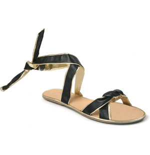 This gorgeous and versatile leather flip flop is ideal for a summer outfit. The Jando sandal feature