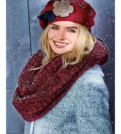 Warm and comfortable maroon snood. The perfect fashionable item that will keep you warm this winter. Snood Features: 100% Acrylic Size: 90 x 50cm (35 x 20 ins)
