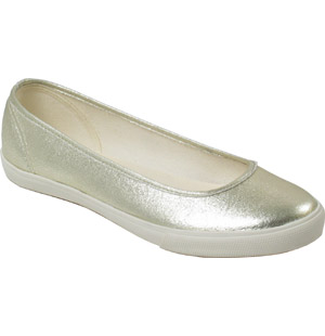 Round toe vulcanised metallic pump. Versatile and practical, the Kpearl shoe is ideal for a casual y