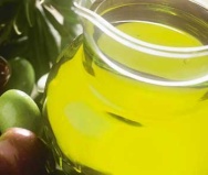 Unbranded La Vallee des baux Olive oil, 1l