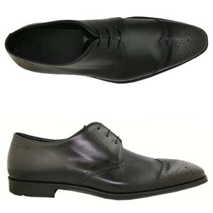 A modern 3 eyelet Derby from Hugo Boss. Features modern wing-tip styling, leather lining and a leath