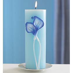 The candle is adorned with a naturalistic free-flowing and hand-coloured three dimensional lily