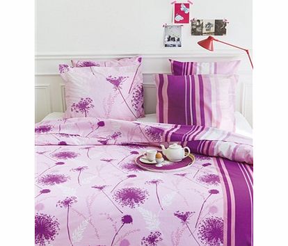 Outlines of flowers on one side. Stripes on the other. You can choose which side you prefer with this Lily-Rose duvet cover as it is completely reversible. 100% cotton (57 threads/cm). Tuck-in flap.