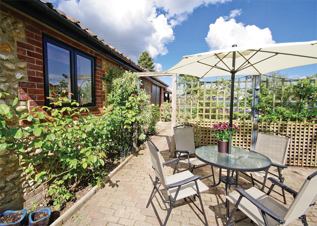 Unbranded Lincolns Cottage