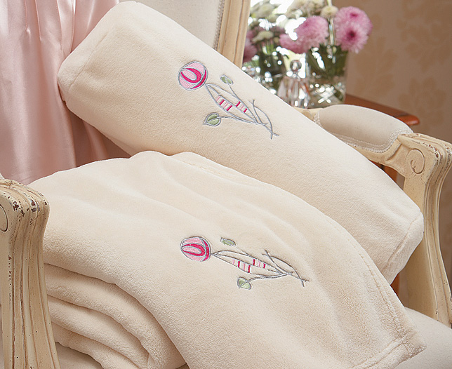 Unbranded Mackintosh Fleece Throw and Barrel Bag - Half Price Offer