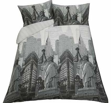 This Manhattan Skyline duvet cover is perfect for any lovers of the Big Apple. This Manhattan Skyline Duvet Cover Set includes a duvet cover and 2 pillowcases. Set includes 1 duvet cover and 2 pillowcases. Machine washable. Made from 50% polyester an