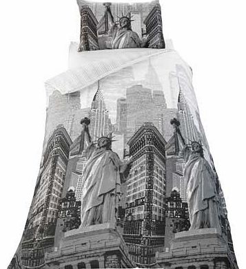 This Manhattan Skyline duvet cover is perfect for any lovers of the Big Apple. This Manhattan Skyline Duvet Cover Set includes a duvet cover and a pillowcase. Set includes 1 duvet cover and 1 pillowcase. Machine washable. Made from 50% polyester and 