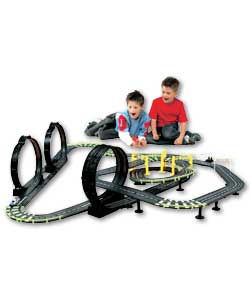 Champion Deluxe - 1:43 scale electric racing set.Over 13.5 metres of track with 3 different layout
