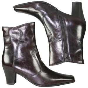 A classic ankle boot from Jones Bootmaker. With square toe, shaped top, zip fastening and block heel