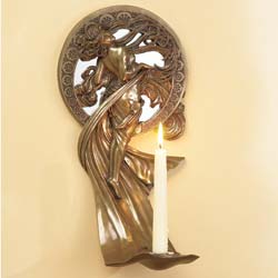Muchas sinulous designs inspired this stylish wall sconce. Cast in polyresin