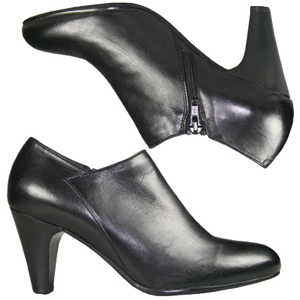 A low ankle boot from Jones Bootmaker. With round toe and stacked heel, very stylish to wear with tr