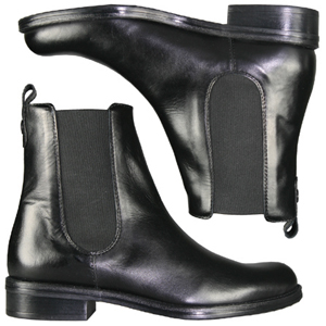 A classic Chelsea boot from Jones Bootmaker. With elastic side gussets, round toe and pull up tab to