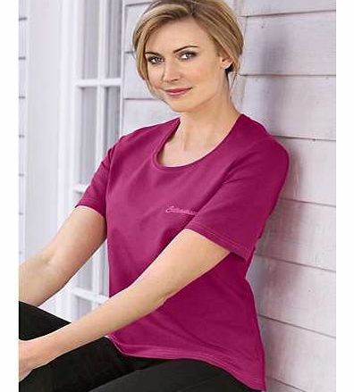A pack of two comfortable, short sleeved t-shirts in a loose fit with a rounded neckline. Ideal for sporting and leisure activities. Features an embroidered logo motif to the front. Catamaran Top Features: Round neck Short sleeve Washable 92% Cotton,