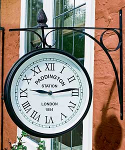 Dual sided wall mounted garden clock, with 25cm clock face and Taiwanese working.Black.Requires 1xAA
