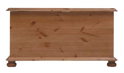 PINE BLANKET BOX.ALL SOLID PINE WITH NO PLYWOOD.THE CARCUS FEATURES A TONGUE AND GROOVED BACK