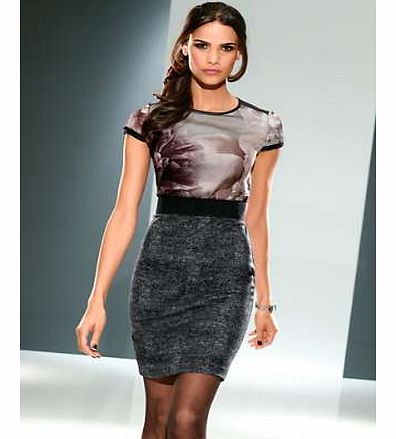 This elegant dress is made extra special by its feminine print. With a round neckline, nipped in contrasting waist and jersey skirt, its extremely flattering. Features concealed back zip-fastening, small back vent and is fully lined. The epitome of m