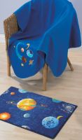 Trendy design embroidered fleece blanket in 100% polyester. Size 156 x 129cm (61¼ x