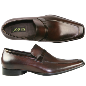 A classic loafer from Jones Bootmaker. Features simple saddle strap, squared off toe and a stitched 