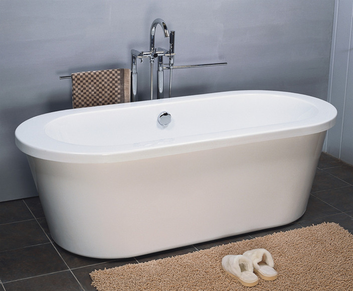 This minimalist free standing roll top bath is very popular with its sleek lines and curves. The bat