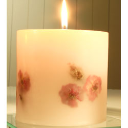 Our charming candle is embedded with delicate pot-pourri. With the fresh botanical scent of roses