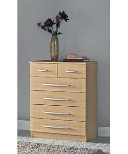 Size (H)90.5, (W)70.6, (D)40cm. Oak effect chest of drawers. Metal handles with silver coloured fini