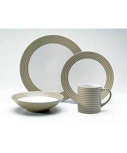 4 place settings.Set contains: 4 dinner plates, 4 side plates, 4 bowls and 4 mugs.Dinner plate diame
