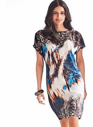 The new slouchy T-dress is simple in styling yet bang on trend. The contrast plain back adds a new dimension. Fully lined with camisole style lining. In an exclusive scenic print, this trend driven style has been taken from the designer catwalks. The