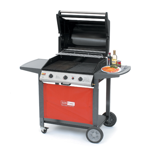 This excellent 3 burner gas barbecue is on a metal trolley with integrated wheels for easy transport