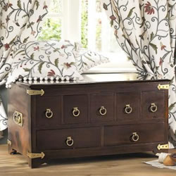 In 1612, the British East India Company established a trading station at Surat in India, taking