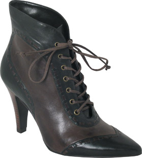Stuy pointed toe lace up leather ankle boot. Featuring a high stack heel and contrasting stitch deta