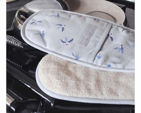 Swallows Design Double Oven GlovesThis classic, beautifully designed and very practical double oven glove by Sophie Allport is printed with graceful swallows swooping and flying across a lovely pale sky blue fabric.The double oven gloves is designed 